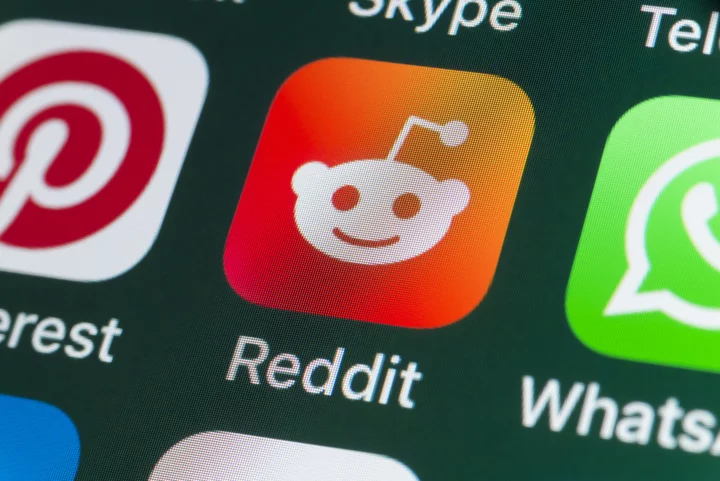 What does Reddit's Official label mean?